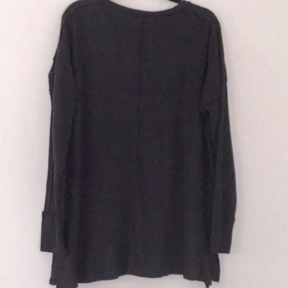 Belk Wonderly, Woman’s Black V-Neck Waffle Knit Long Sleeve Relaxed Fit Tunic. - Picture 7 of 8